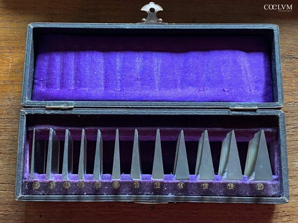 Figura 4 - Serie di prismi con angoli al vertice progressivi tra 2&deg; e 20&deg; (Leitz).