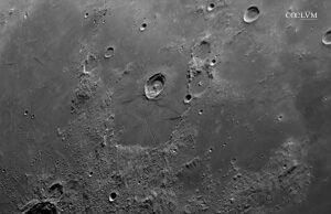 Monti Caucasus al sorgere del Sole lunare