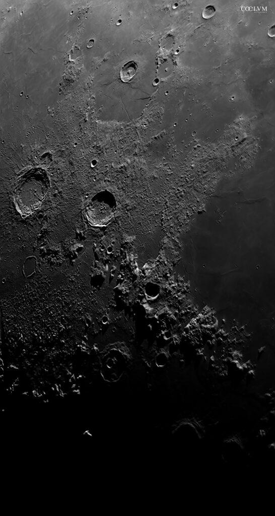 Monti Caucasus al sorgere del Sole lunare