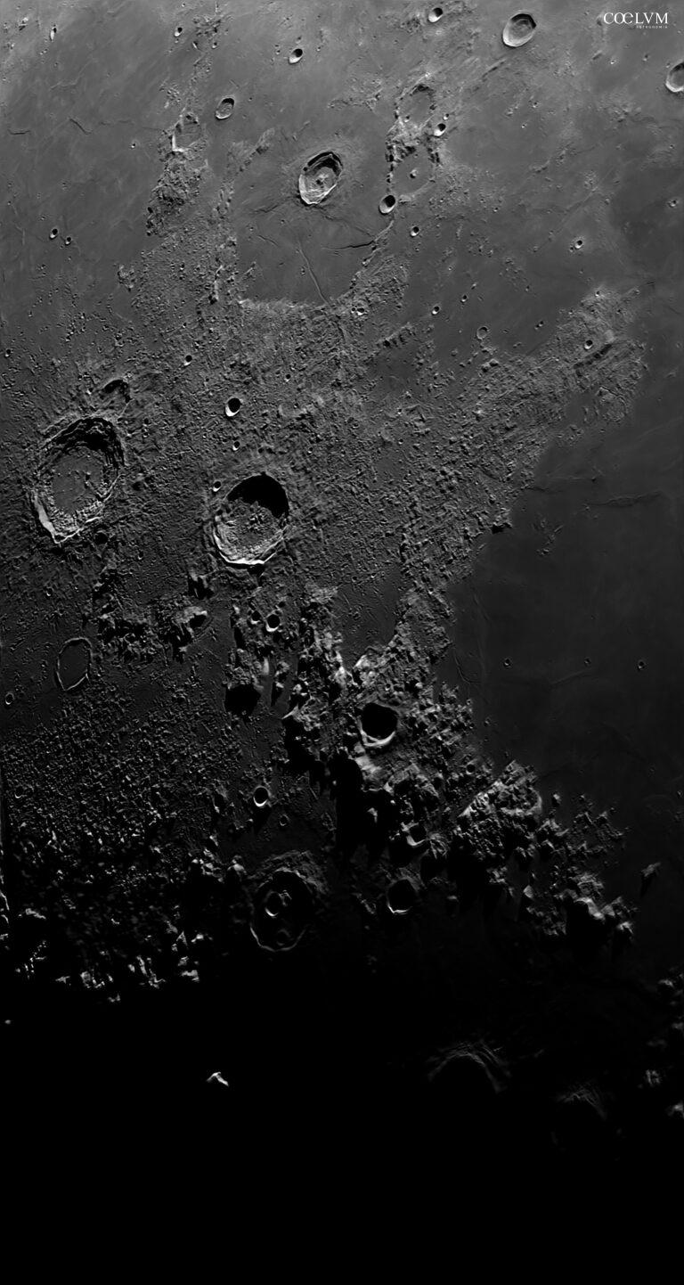 Monti Caucasus al sorgere del Sole lunare