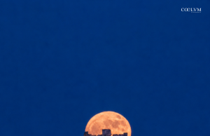 Luna delle fragole sopra il castello