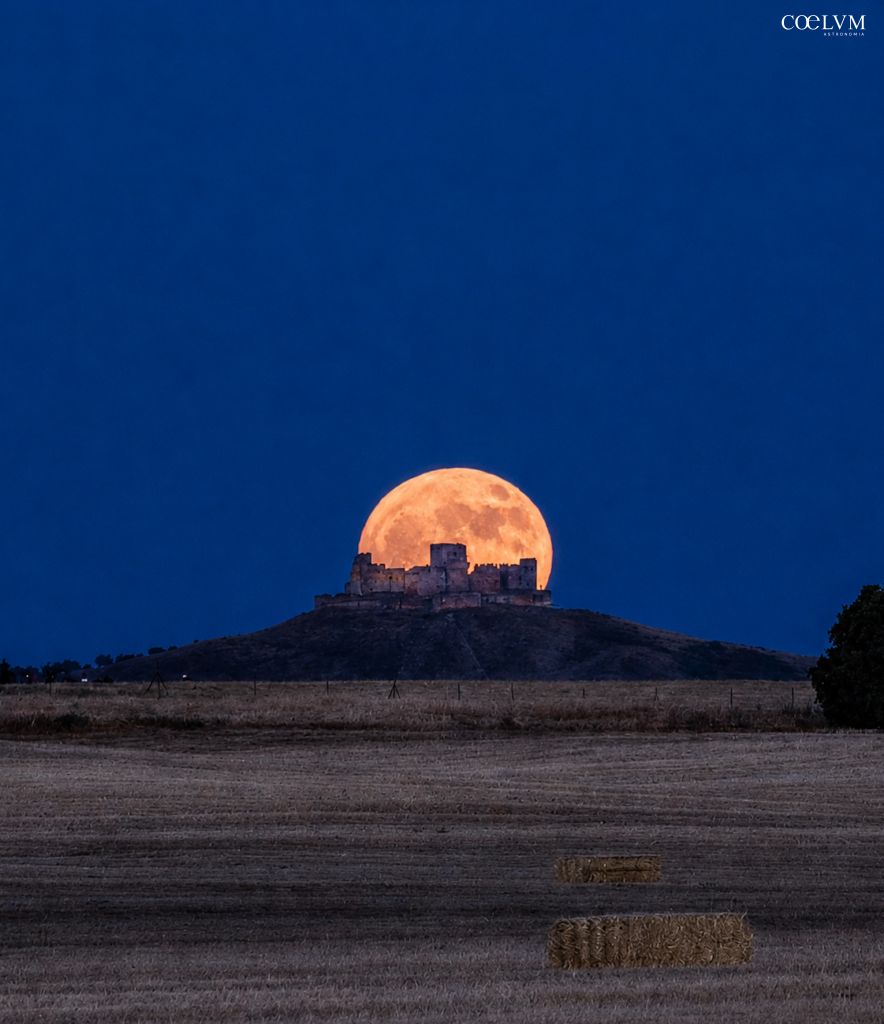 Luna delle fragole sopra il castello