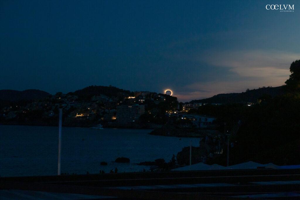 Eclissi di Sole 12/8/2026: il Sole totalmente eclissato e la baia di Peguera, Mallorca