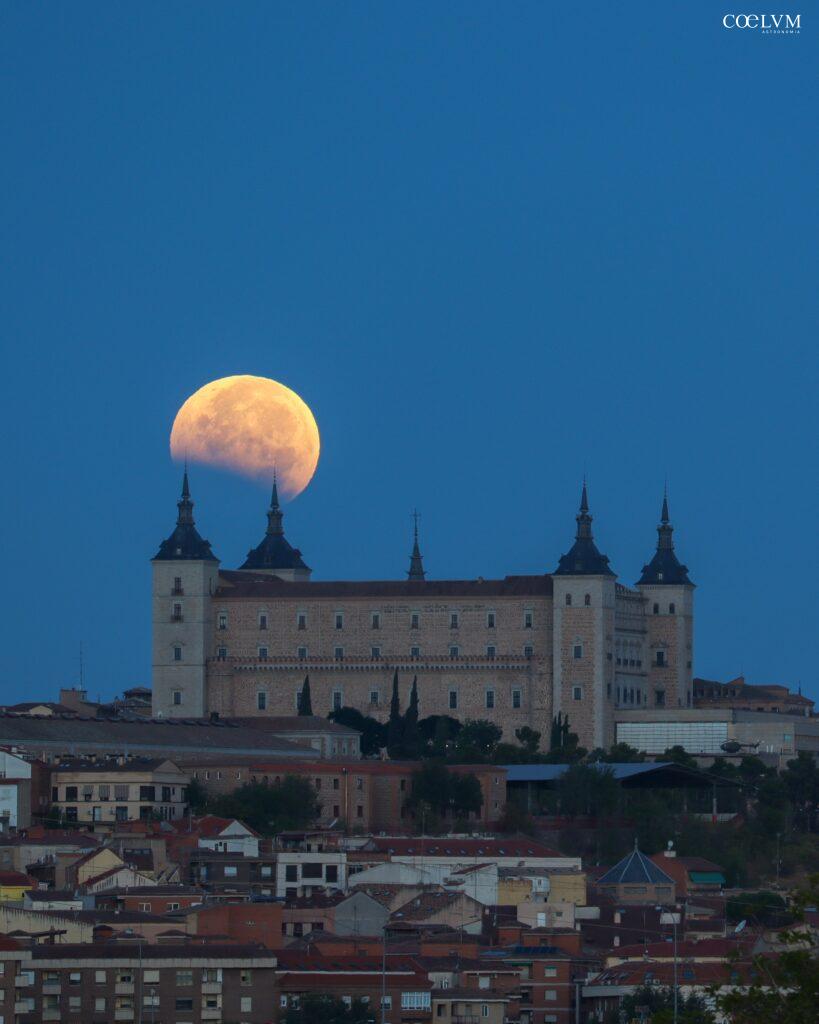 Eclissi lunare sopra l’Alcàzar di Toledo