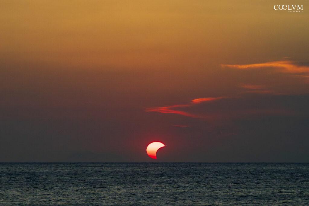 L’eclisse parziale di Sole al tramonto