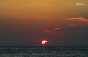L’eclisse parziale di Sole al tramonto