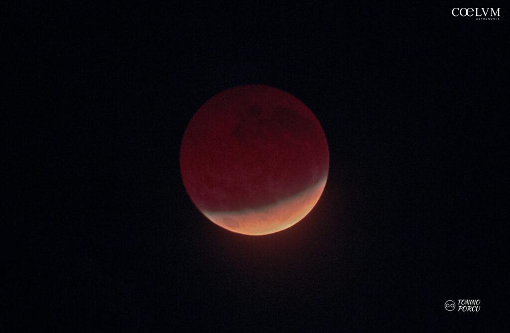 Bordo turchese sull’ombra della terra nella luna parzialmente eclissata.