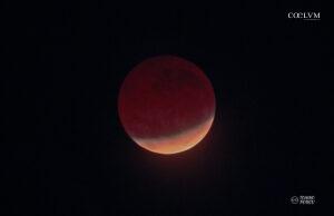 Bordo turchese sull’ombra della terra nella luna parzialmente eclissata.