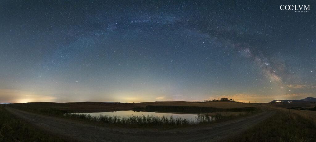 Arco via lattea su laghetto e podere