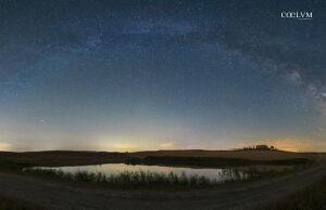 Arco via lattea su laghetto e podere