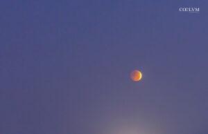 Eclissi parziale di Luna e faro di Calamosca