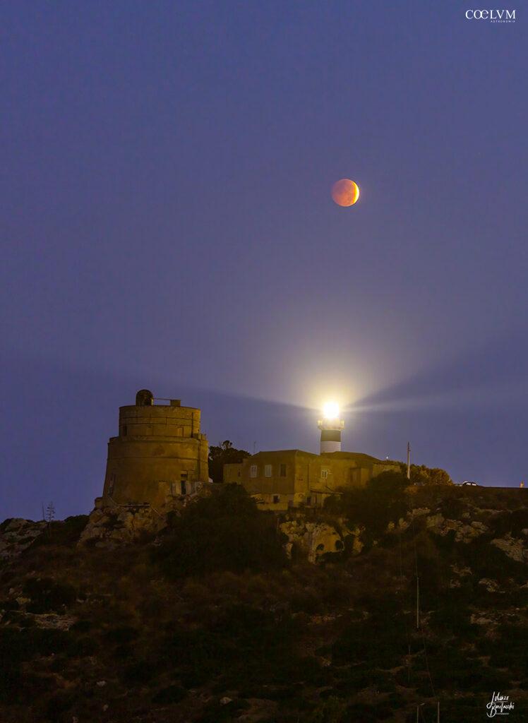 Eclissi parziale di Luna e faro di Calamosca