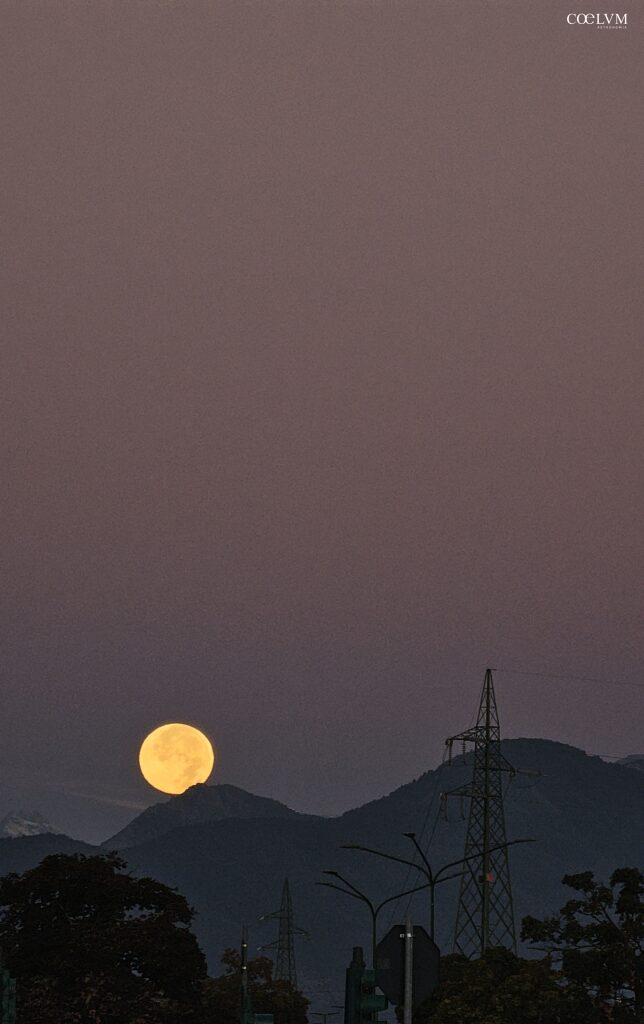 Tramonto Lunare tra i Profilo dei Monti