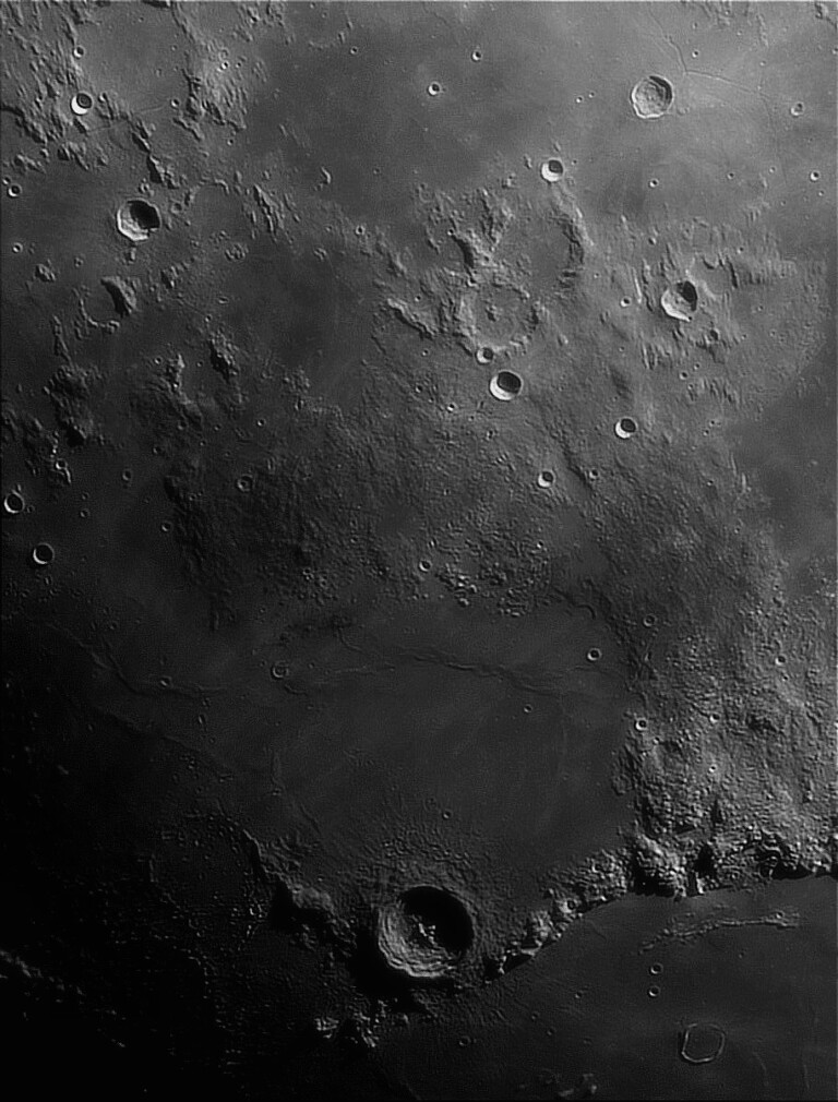 Eratostene, Pallas e Murchison crater: Una meraviglia lunare.