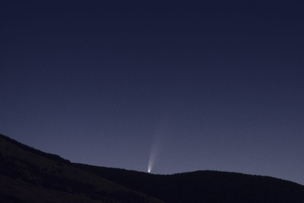 La cometa Neowise sorge sui Monti Ernici