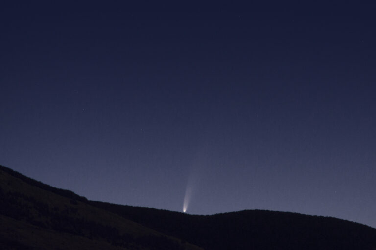La cometa Neowise sorge sui Monti Ernici