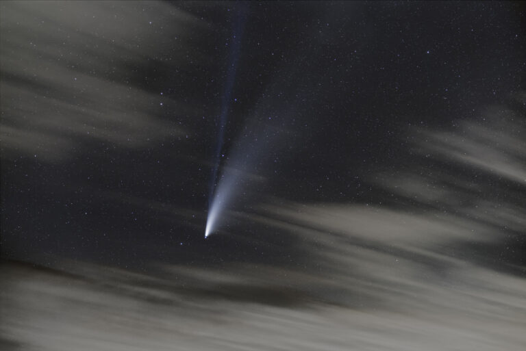 La cometa Neowise tra le nuvole