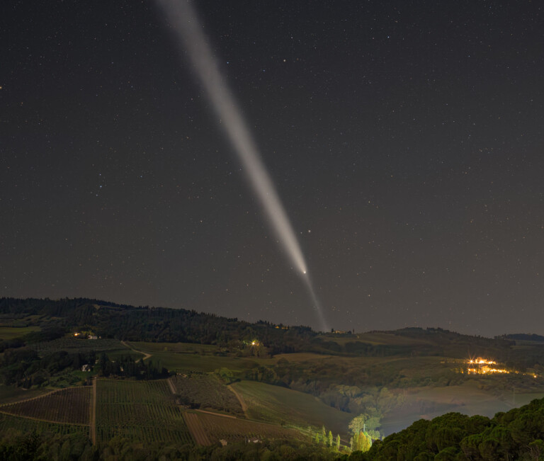 La cometa Tsuchinshan-ATLAS tramonta sulle colline toscane