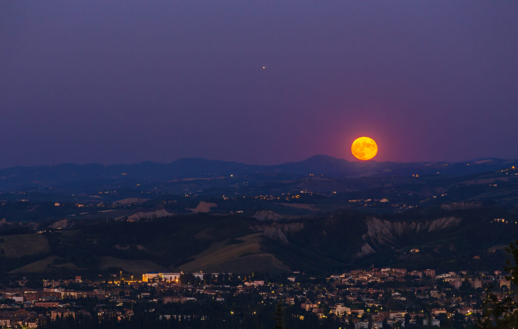 La Luna e Giove sorgono sopra Sassuolo