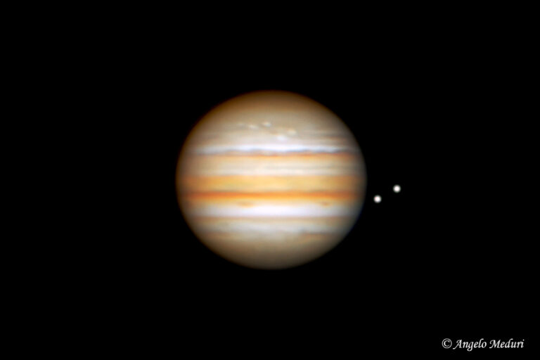 Giove con gli ovali bianchi