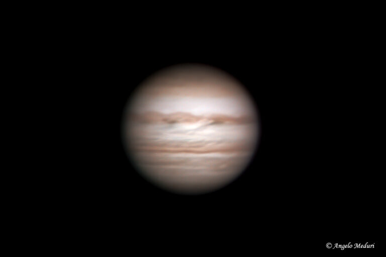 il pianeta Giove con nuove tempeste scure