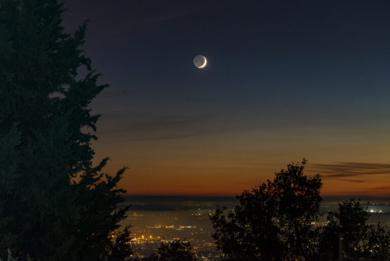 Luna di due giorni al tramonto