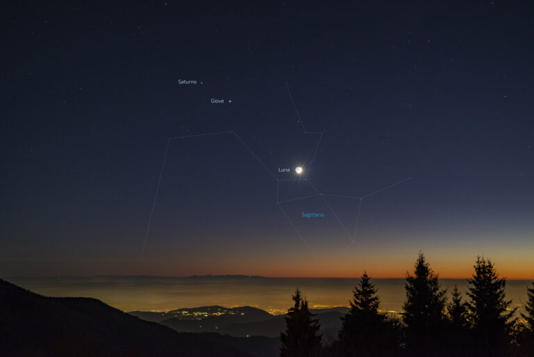 Luna, Giove e Saturno nel Sagittario al tramonto