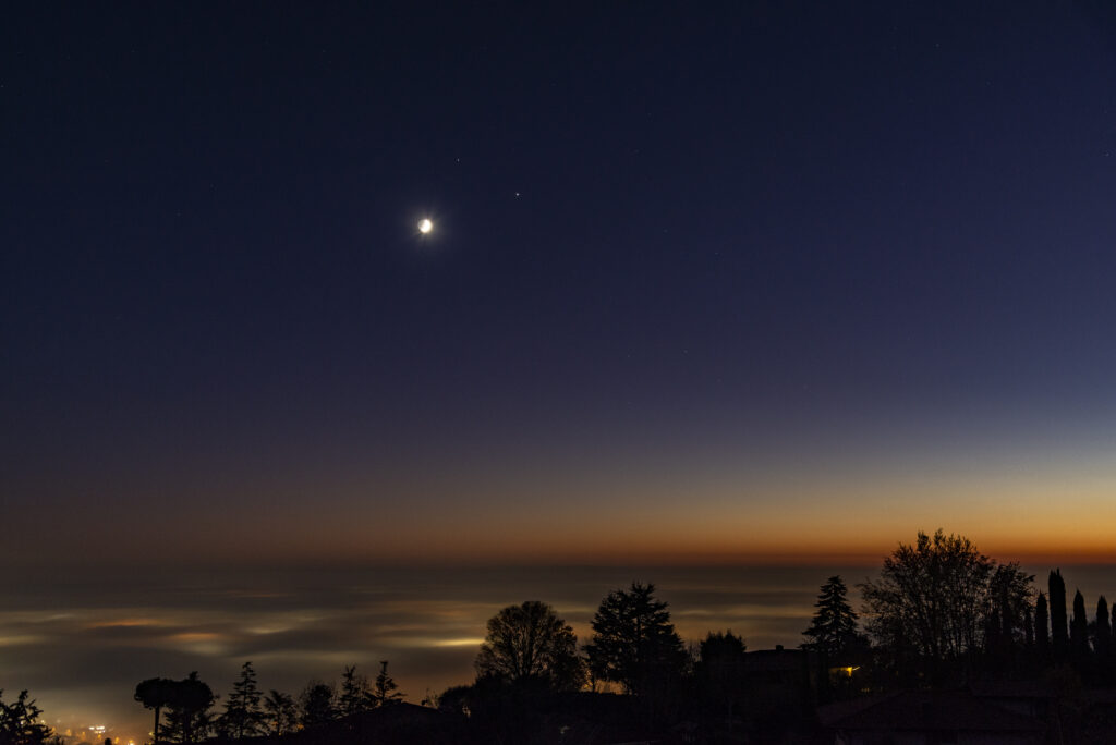 Luna, Giove e Saturno sopra un mare di nebbia