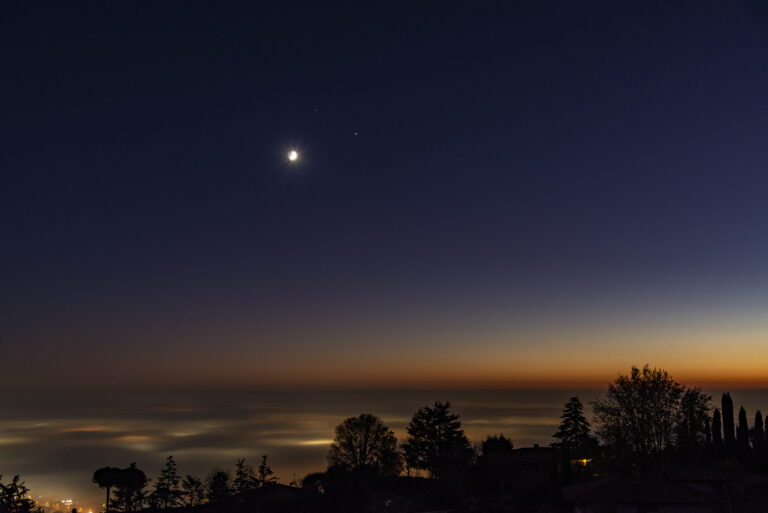 Luna, Giove e Saturno sopra un mare di nebbia