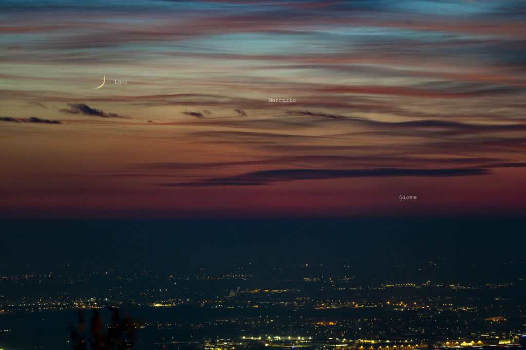 Una sottilissima falce di Luna con Mercurio e Giove
