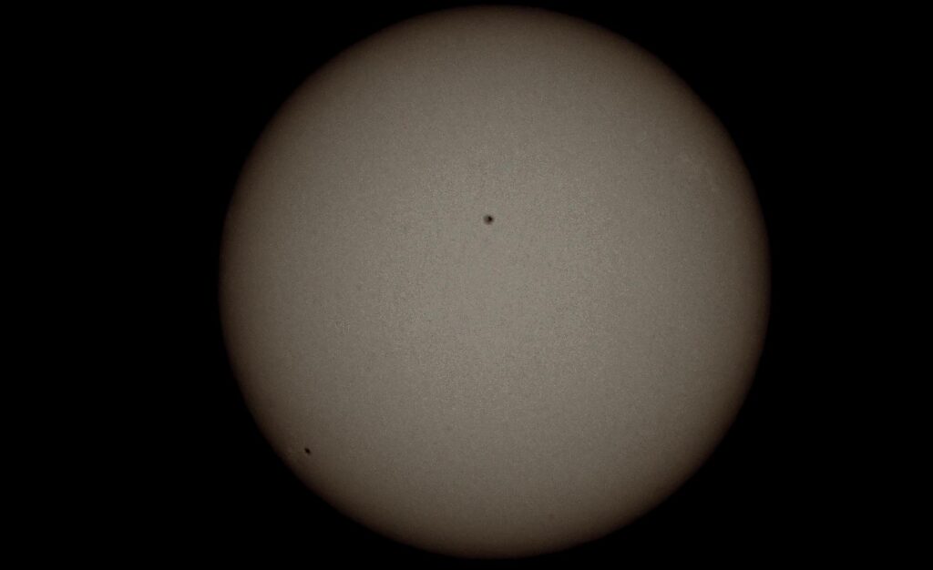 Tre regioni attive del Sole AR 2894 a sinistra, AR2893 al centro e AR 2891 a sinistra