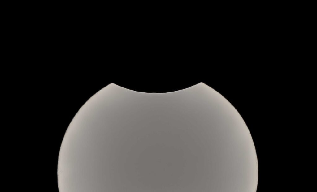 Eclisse parziale di Sole – dettaglio profilo Luna