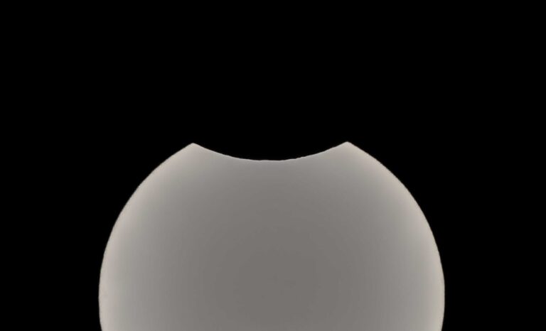 Eclisse parziale di Sole – dettaglio profilo Luna
