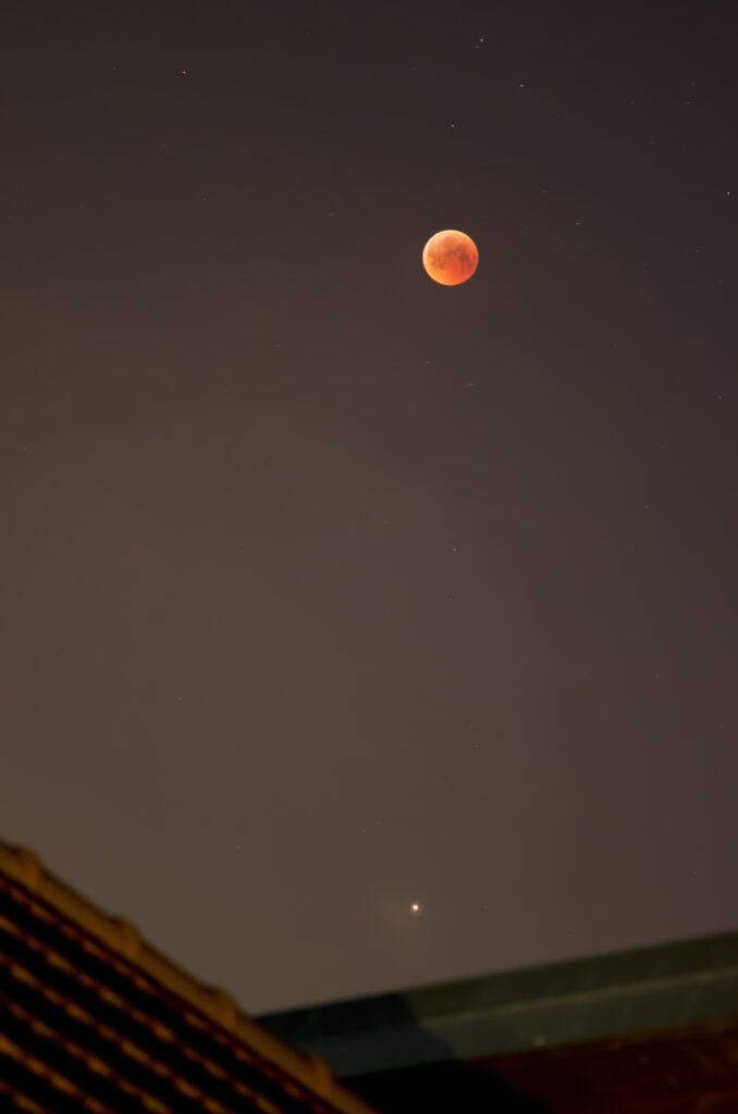 Congiunzione Luna-Marte durante l’eclisse