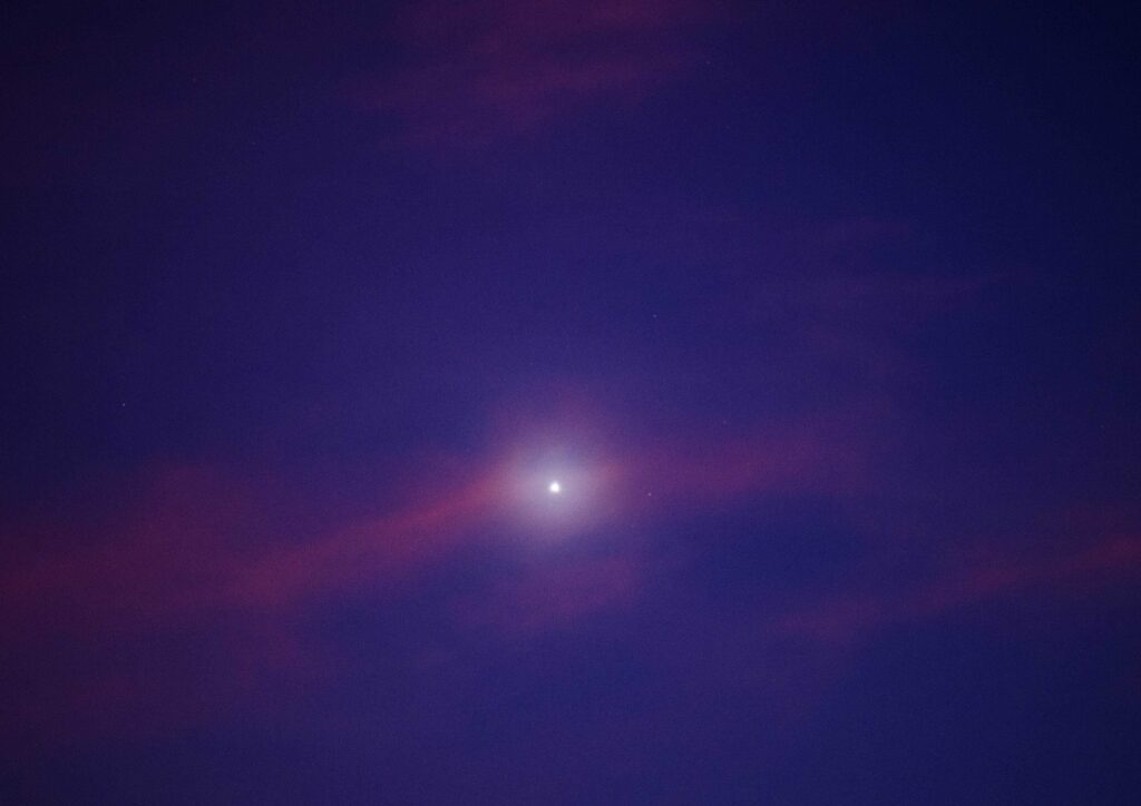 Venere tra le sottili nuvole al tramonto