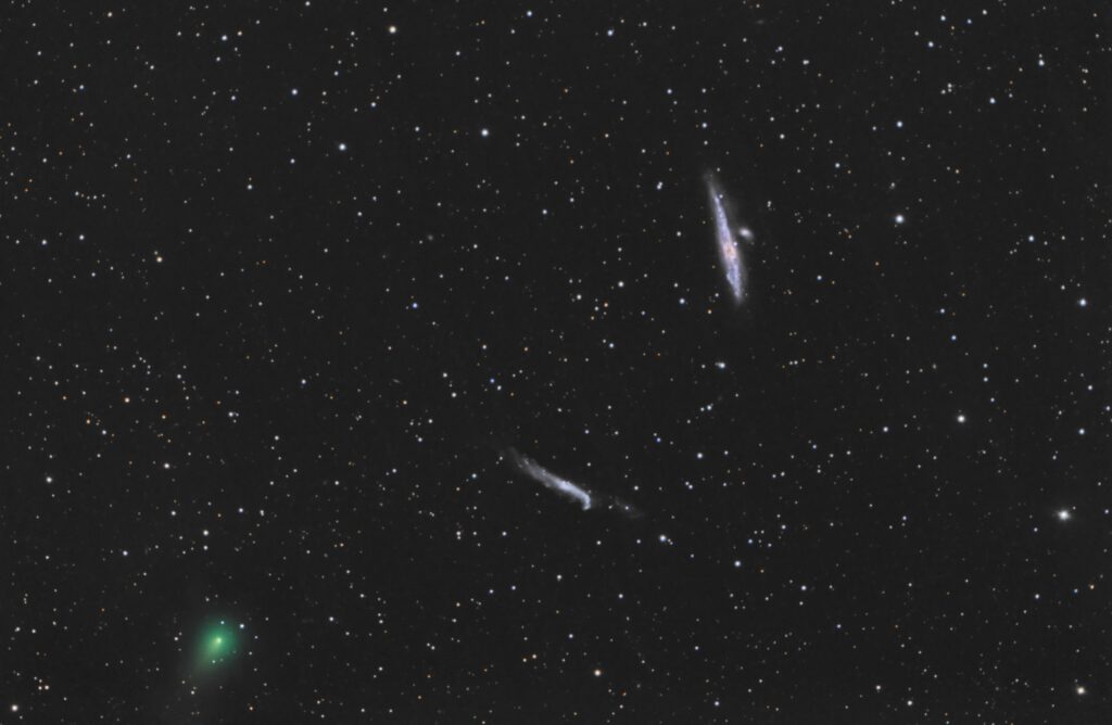 La Cometa Atlas saluta a Galassia Balena e la Galassia Bastone da Hockey