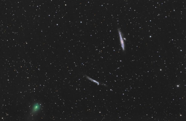 La Cometa Atlas saluta a Galassia Balena e la Galassia Bastone da Hockey