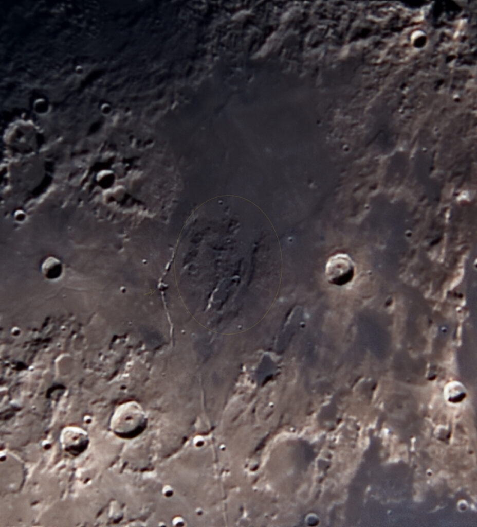 LE CRATÈRE VOLCANIQUE HYGNUS ET L’ACCUMULATION DE CENDRES VOLCANIQUES