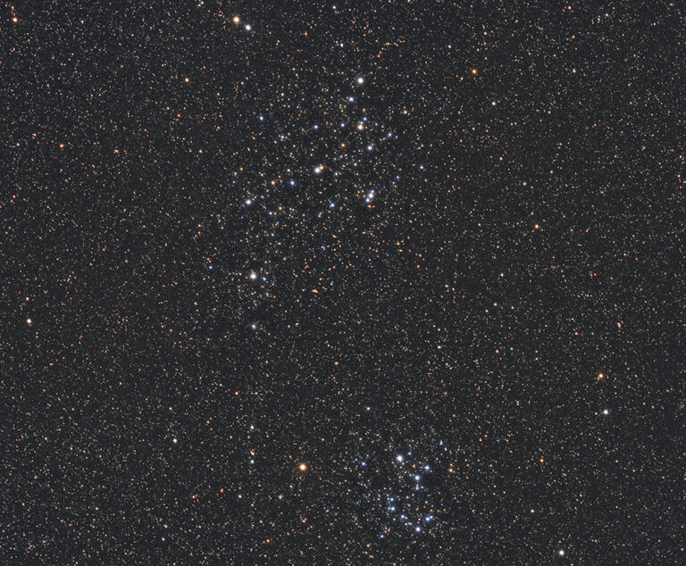 L’amas d’étoiles ouvert Collinder 394 (Cr 394) dans la région supérieure et NGC 6716 dans la région inférieure