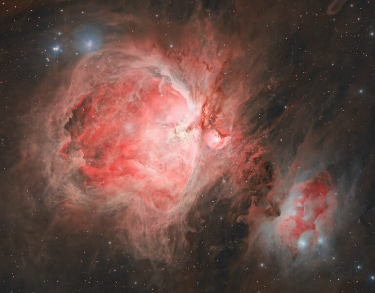 La Nebulosa di Orione (a sinistra) e la Nebulosa dell’Uomo che Corre (a destra)