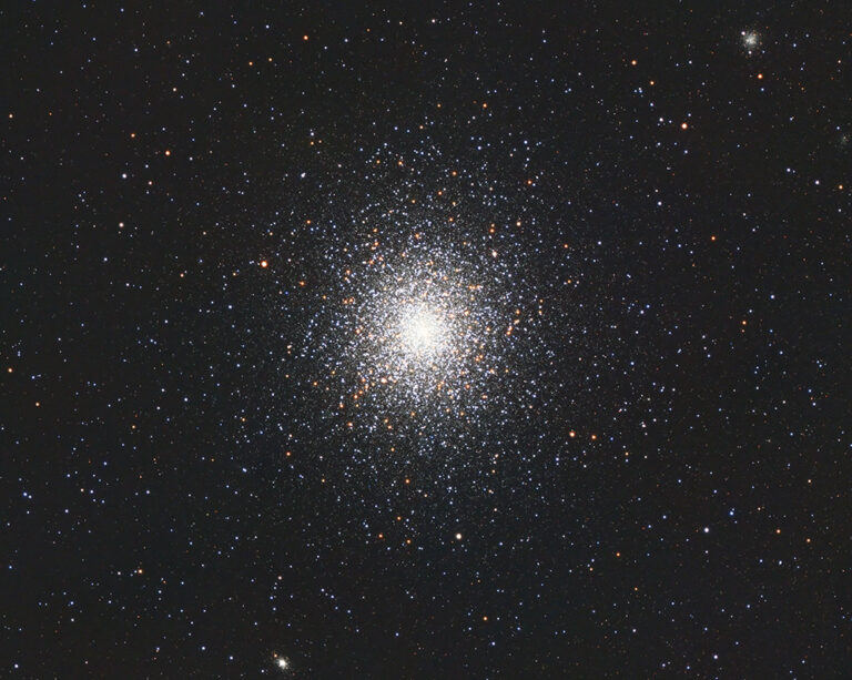LE GROUPE D’ÉTOILES GLOBULAR NGC 104 (47 TUCANAE)