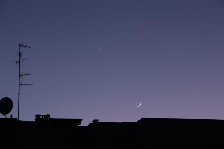 Luna e Venere sopra i tetti.