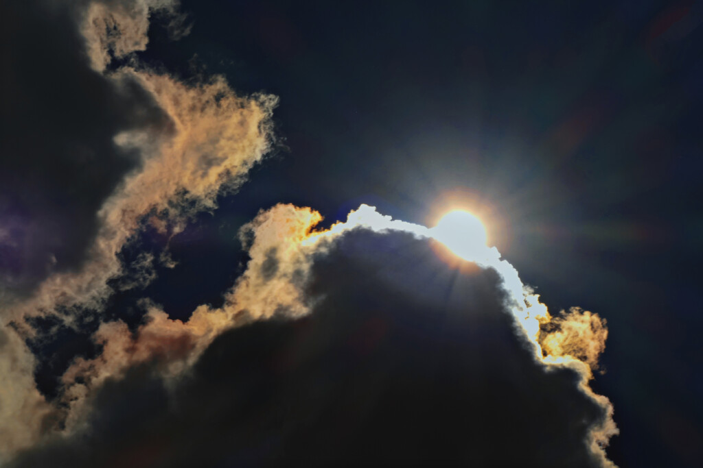 Sole con nubi iridescenti