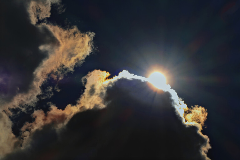 Sole con nubi iridescenti