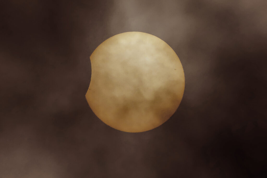 Eclisse tra le nuvole