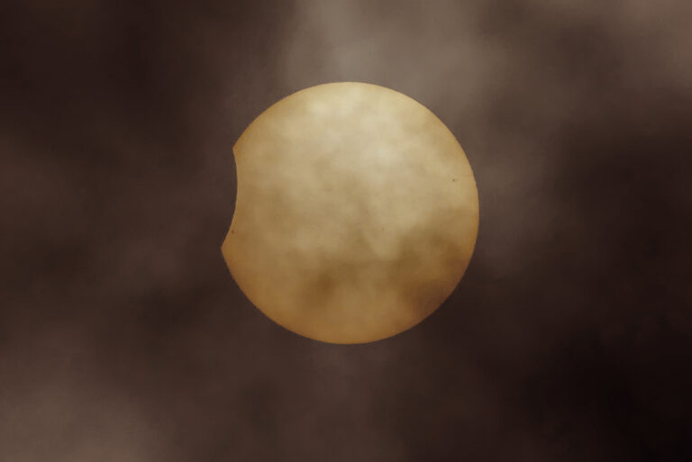 Eclisse tra le nuvole