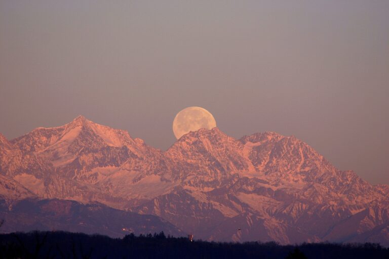 Tramonto della Luna dietro al Monte Rosa