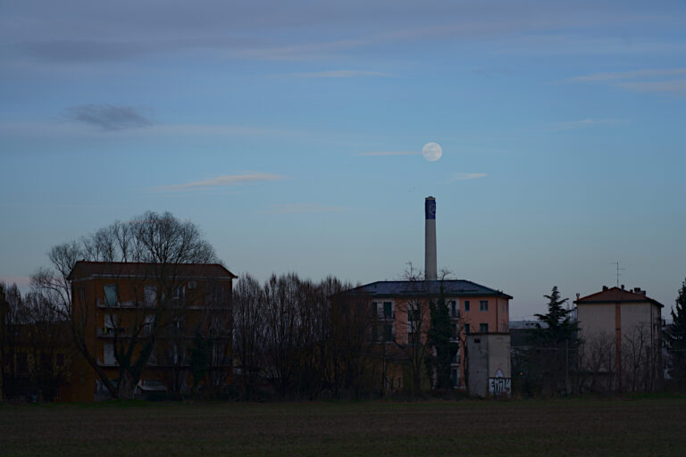 La ciminiera e la Luna