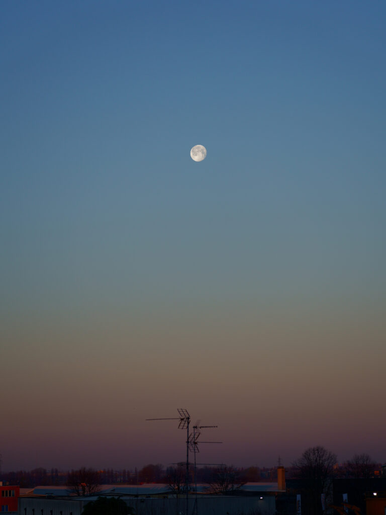 Luna piena al tramonto
