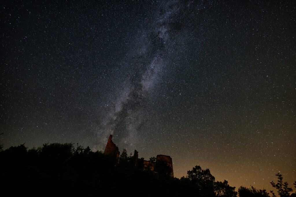 Via Lattea ripresa sopra il Castello di Erbia